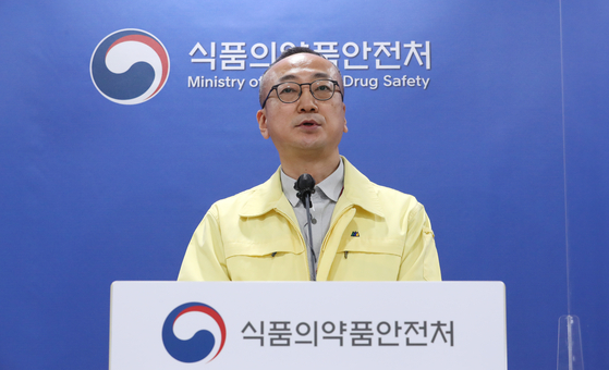 Kim Sang-bong, an official of the Biomedicine Department of the Ministry of Food and Drug Safety in a press briefing at the ministry's headquarters in Osong, North Chungcheong, on Monday. [YONHAP]