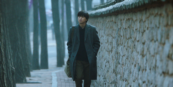 Actor Yeon Woo-jin as Chang-seok, a novelist who arrives in Seoul and meets a variety of people with different stories and attitudes to life. [ATNINE FILM]