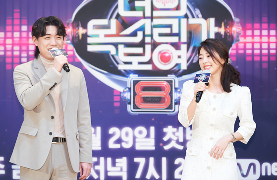 Participants singing during January's press conference for the eight season of Mnet's music program "I Can See Your Voice." [MNET]