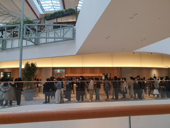 People line up at the Blue Bottle , located in Yeouido, western Seoul at The Hyundai Seoul. [CHU IN-YOUNG]