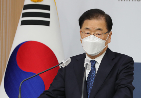 South Korean Foreign Minister Chung Eui-yong speaks in his first press conference with Korean reporters at the government complex in central Seoul Wednesday. He will make a trip to China later this week. [NEWS1]