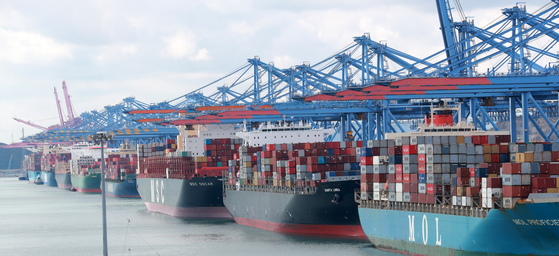    Export cargo loaded on vessels docked in Busan on March 2. Manufacturing output in February grew month-on-month thanks to strong exports, according to Statistics Korea. [YONHAP]