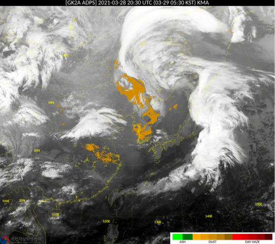 The Korea Meteorological Administration (KMA) uploaded a satellite image of the Korean Peninsula covered in heavy yellow dust. [YONHAP]