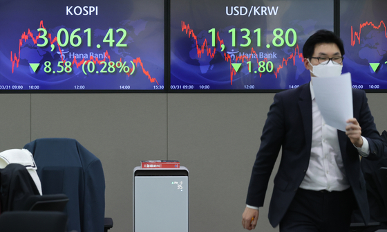 Electronic signboards in a Hana Bank dealing room in Seoul show the Kospi closing at 3,061.42 on March 31, 2021, down 8.58 points, or 0.28 percent, from the previous session's close. [YONHAP]