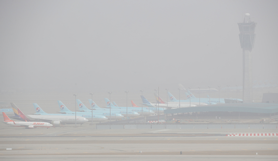 Yellow dust blankets Incheon International Airport on Monday. The Korea Meteorological Administration issued a yellow dust warning for the entire country as yellow dust from northern China and Mongolia reached Korea on Monday. [YONHAP]