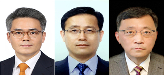 From left: Kim Gi-pyo, appointed Wednesday to presidential secretary for anti-corruption; Lee Hyong-il, secretary for economic policy; and Kim Jeong-won, secretary for digital innovation. [YONHAP]