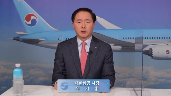 Korean Air Lines President Woo Kee-hong speaks to reporters on Wednesday. [JOONGANG PHOTO]