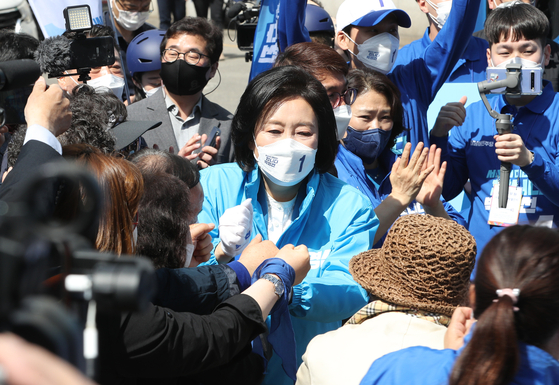 Democratic Party candidate Park Young-sun, center, meets voters in a stumping event near Isu Subway Station of Dongjak District, southern Seoul. [YONHAP]