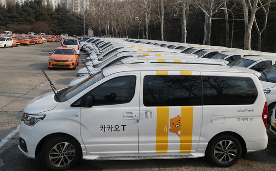 A large Kakao taxi sits in the parking lot of a taxi company in Seoul in February 2020. The government has decided to allow companies to provide app-based cab-sharing services from the first half of 2021. [YONHAP]