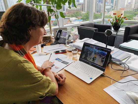 Ambassador Doornewaard meets with university students in Korea virtually due to the Covid-19 social distancing guidelines. [EMBASSY OF THE NETHERLANDS IN KOREA]