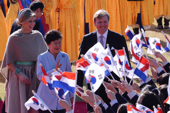 From right, King Willem-Alexander of the Netherlands, then-President Park Geun-hye and Queen Maxima of the Netherlands during the royal state visit to Korea in November 2014. The king and queen are being welcomed by young children in Korea holding flags of both nations at the Blue House. [JOINT PRESS CORPS] 