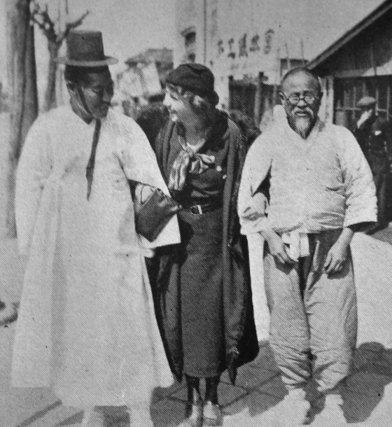 Hungarian journalist Julia Geszty (center) and Yun Chi-ho (right) in Seoul. The photo was likely taken in Insa-dong, central Seoul.  [HUNGARIAN EMBASSY]