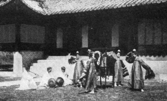  Kisaeng (singing girls) in a photo taken by Julia Geszty in 1934.  [HUNGARIAN EMBASSY]