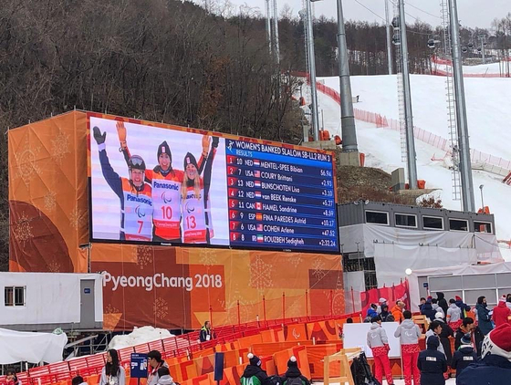 Dutch athletes score during the Women's Banked Slalom in the 2018 PyeongChang Winter Paralympics. [EMBASSY OF THE NETHERLANDS IN KOREA]