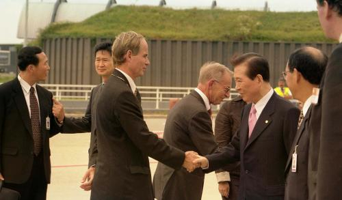 Former Korean President Kim Dae-jung arrives in Amsterdam in September 2002. [KOREA TV]
