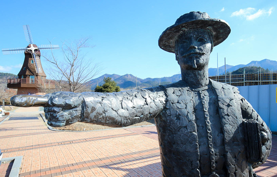 A statue of Hendrik Hamel in Gangjin County, South Jeolla, in 2018. South Jeolla is one of the locations Hamel stayed during his 30 years in Korea during the 17th century. [JANG JEONG-PIL]
