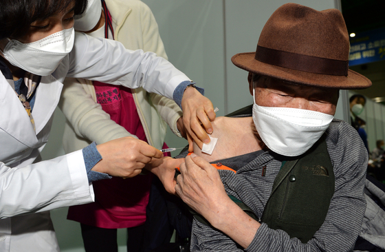 A senior citizen gets a Pfizer shot at a Covid-19 vaccination center in Daejeon as the country begins inoculating members of the general public aged 75 or older from Thursday. [KIM SUNG-TAE]