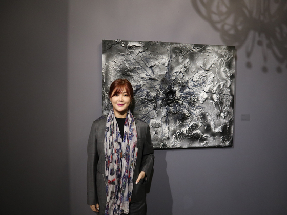 Artist Kwon Ji-an, also known as Solbi, donated 10.1 million won ($8,900) from the sale of her painting "Just a Cake - Angel" to the Kyeong Dong Children Shelter in Suwon, Gyeonggi. [M.A.P CREW]