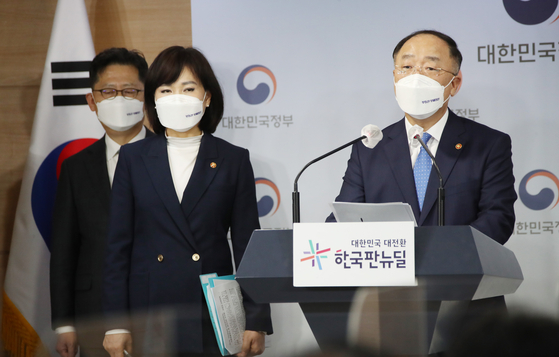 Finance Minister Hong Nam-ki attends a press briefing at the central government complex in Jongro, central Seoul on Monday. [YONHAP] 