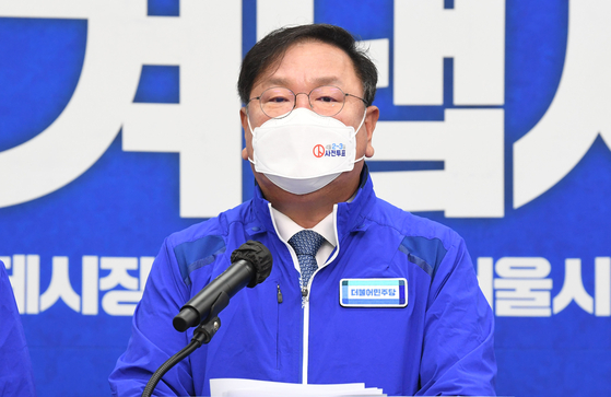 Acting chairman of the ruling Democratic Party, Kim Tae-nyeon, on Thursday issues an apology for the party lawmakers' unethical rent hikes. [YONHAP]