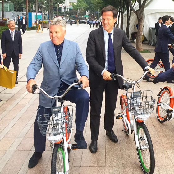 Dutch Prime Minister Mark Rutte, right, in Korea in September 2016. In this photo he is pictured with Guus Hiddink, the Dutch coach of Korea's national football team that made it to the semi-finals in the 2002 FIFA World Cup. [EMBASSY OF THE NETHERLANDS IN KOREA]