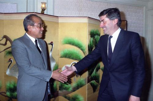 Dutch Prime Minister Rund Lubbers, right, greets Korea’s then-Prime Minister Lho Shin-yong during the first visit by a Dutch prime minister to Korea, from April 12 to 16 in 1985. [KOREA TV]