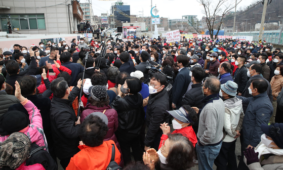 A gathering of Oh's supporters during his campaign in Gwanak District, southern Seoul, on Sunday. [YONHAP]