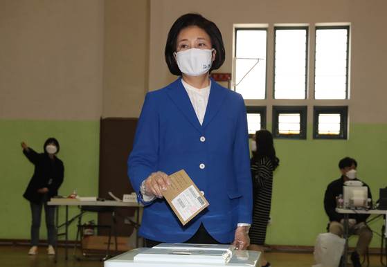 Park Young-sun, Seoul mayoral candidate of the Democratic Party, cast her ballot at the early voting station in Jongno District Office on Friday.  [YONHAP] 