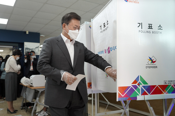 President Moon Jae-in enters a polling booth at the Samcheong-dong Community Center to cast his ballot for the Seoul mayoral by-election. The two-day early-voting period for the Wednesday's by-election started on Friday.  [YONHAP] 