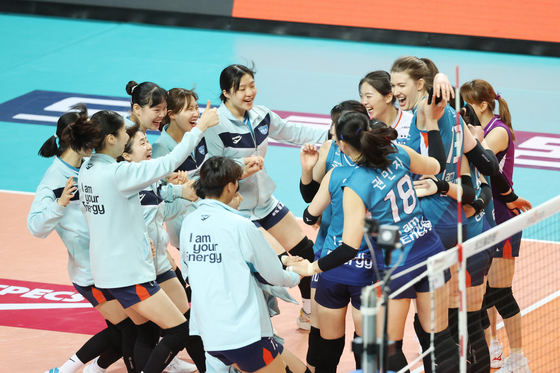 The GS Caltex Seoul KIXX celebrate after taking a 3-0 win in Game 2 of the V League Championship series against the Incheon Heungkuk Life Pink Spiders at Jangchung Arena in central Seoul on Sunday. The KIXX now lead the series 2-0. [YONHAP]