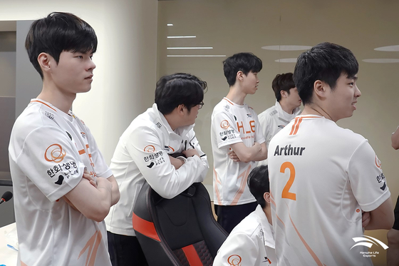 The Hanwha Life Esports' League of Legends team discuss tactics at their training facility. [HANWHA LIFE ESPORTS]
