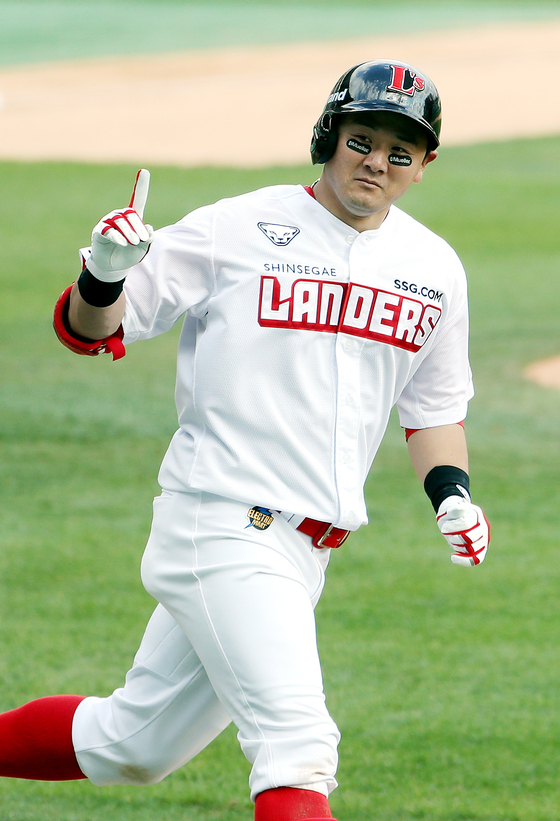 Choi Joo-hwan of the SSG Landers rounds the bases after hitting a home run in the eighth inning against the Lotte Giants at SSG Landers Field in Incheon on Sunday. [YONHAP]