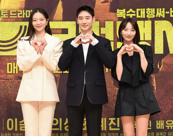 From left, actors Esom, Lee Je-hoon and Pyo Ye-jin pose during Tuesday’s press conference for the upcoming SBS series “Taxi Driver.” Lee will play a mysterious taxi driver who offers "revenge services.” Lee will play the dark hero, Esom a prosecutor and Pyo a hacker. [SBS]