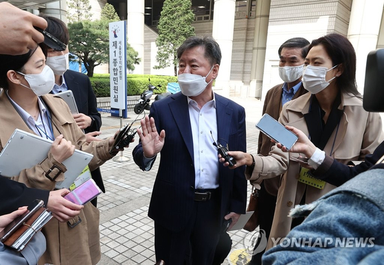 Kim Han-shin, chief of the South-North Economic Cooperation Research Center and one of the plaintiffs in a lawsuit filed by a North Korean company against South Korean businesses, speaks to reporters Tuesday after the trial. The North Korean company lost. [YONHAP]