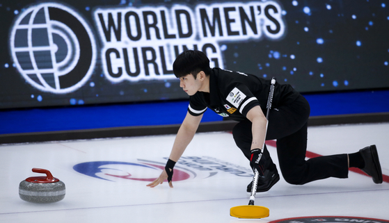 Korea skip Jeong Yeong-seok makes a shot against Team Canada at the men's World Curling Championships in Calgary, Alberta on Monday. [AP/YONHAP]