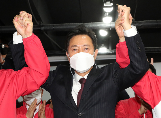 People Power Party Seoul mayoral candidate Oh Se-hoon expresses joy after an exit poll predicts his overwhelming victory in a by-election on Wednesday.  [YONHAP] 