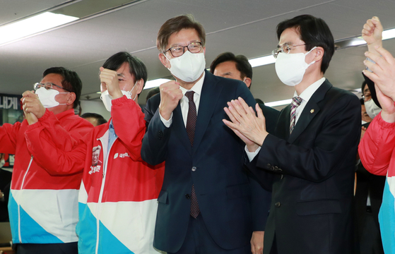 People Power Party Busan mayoral candidate Park Heong-joon, third from left, smiles after an exit poll predicts his victory in a by-election on Wednesday.  [YONHAP] 