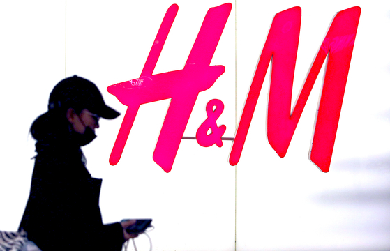 Swedish multinational apparel brand H&M's flagship store in Beijing on March 28. H&M announced last September that it would stop buying cotton from China's Xinjiang Uigur Autonomous Region due to concerns of reported forced labor in the region. [YONHAP] 