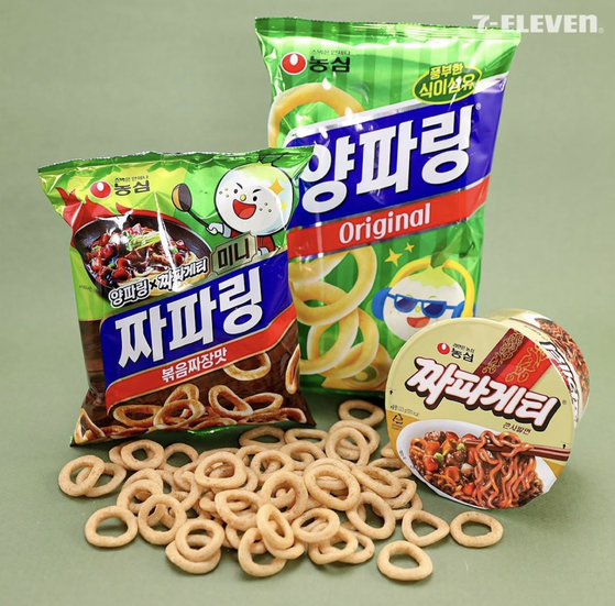 Nongshim put together flavors of its two products to make an onion snack that tastes like its instant noodle Jjapagetti. [NONGSHIM]