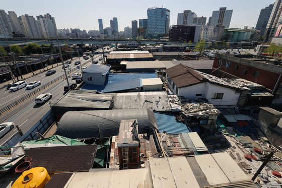 A view of Yeongdeungpo District, western Seoul. Seoul Metropolitan Government announced Thursday that it passed a bill permitting reconstruction of Yeongdeungpo's redevelopment districts during the fourth City Planning Committee meeting. The decision allows the construction of commercial and residential complexes as high as 44-stories, near Yeongdeungpo station. [YONHAP]