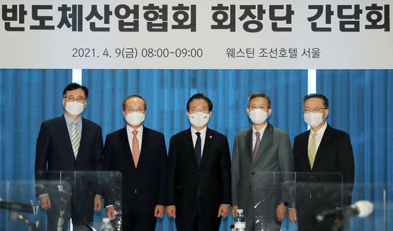 Industry Minister Sung Yoon-mo, center, poses with the executives of chip suppliers, including Samsung Electronics and SK hynix, on Friday in central Seoul. [YONHAP]