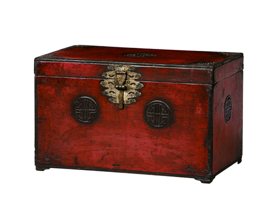 A red lacquered chest from the Joseon Dynasty (1392-1910). [COREANA COSMETICS MUSEUM]