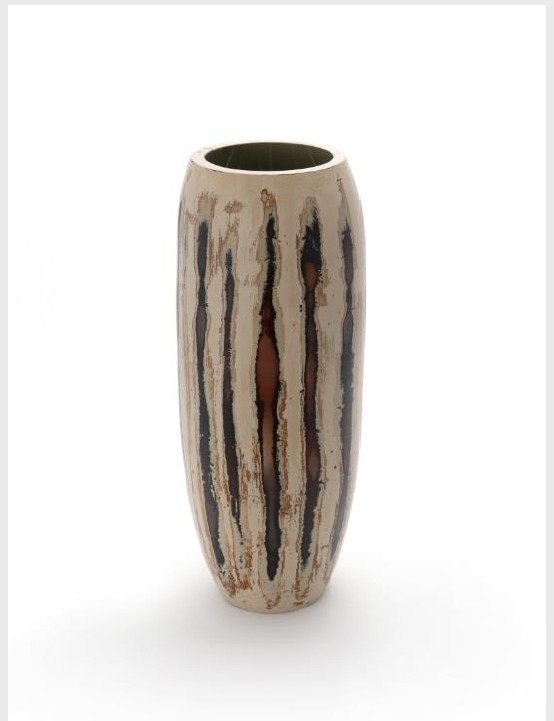 Artist Kim Dong-wan's lacquered ceramic vase. [COREANA COSMETICS MUSEUM]