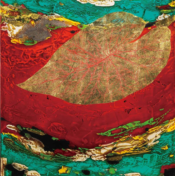 Artist Chun In-soo's artwork using natural lacquer and gold leaf on a wooden panel. [COREANA COSMETICS MUSEUM]