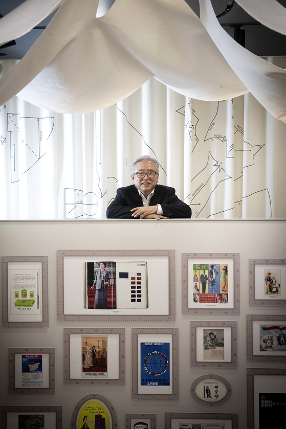  Master modelist Seo Wan-seok poses at the Iumpium Sewing History Museum in Jongno District, central Seoul. [JANG JIN-YOUNG] 