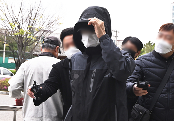 A Korea Land and Housing Corp. employee suspected of using inside information to buy land heads to his warrant review at the Ansan branch of the Suwon Regional Court in Gyeonggi on Monday. [NEWS1]