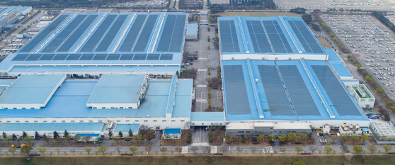 A Hyundai Motor production plant in Ulsan on April 13. The Korean automaker halted its production line between April 12 and 13 due to a shortage of automobile semiconductors related to the power train controller unit. [YONHAP]