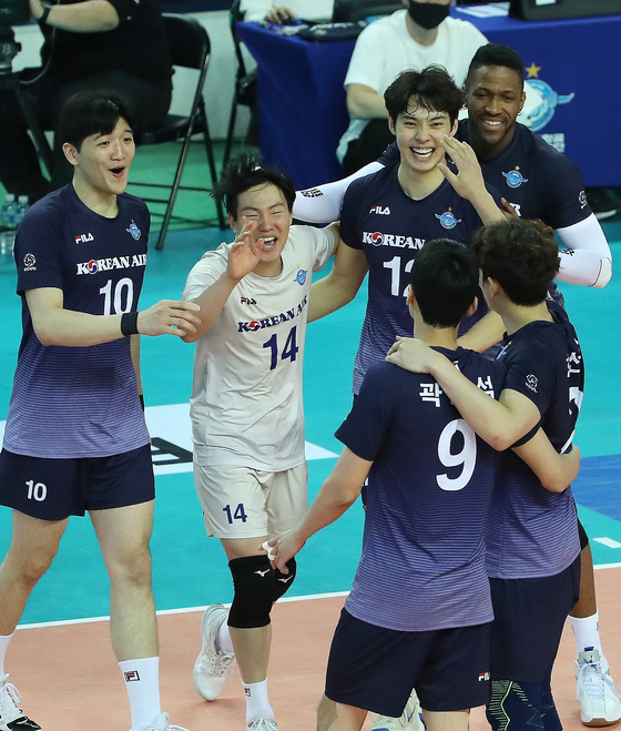 The Incheon Korean Air Jumbos, including libero Oh Eun-ryul, second from left, cheer during the second game of the V league championship series at Gyeyang Arena in Incheon on Monday. [NEWS1]