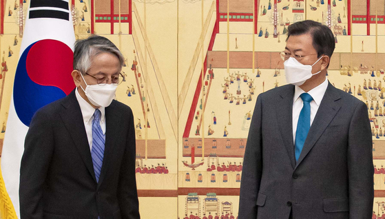 President Moon Jae-in, right, and Japanese Ambassador to Korea Koichi Aiboshi at the credentials presentation ceremony on Wednesday at the Blue House.  [Presidential Press Corps] 