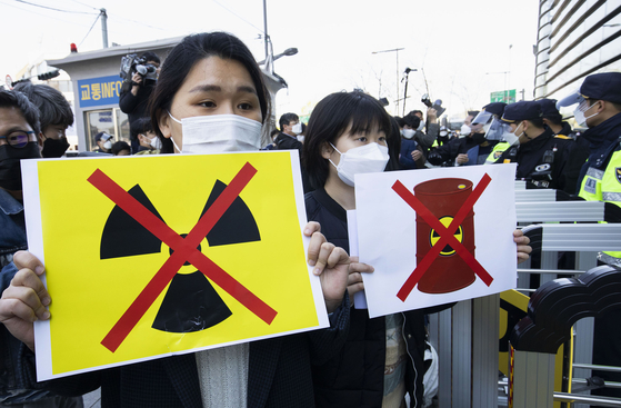 People protest against Japan's decision to dump radioactive wastewater from the crippled Fukushima Daiichi nuclear power plant into the Pacific Ocean outside Japanese embassy in Seoul on Wednesday.  [XINHUA] 